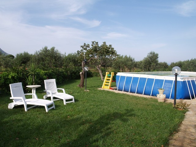 giardino con piscina casa castelluzzo